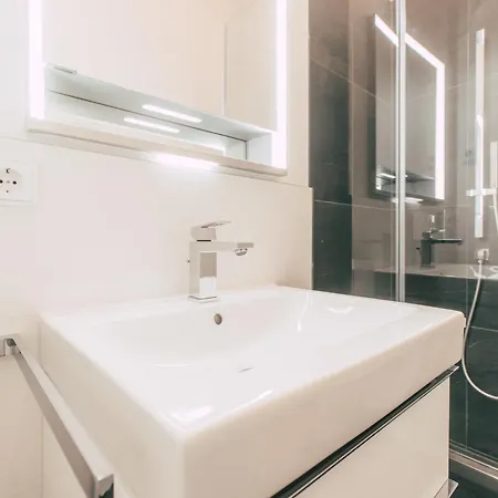 Apartment Deluxe Mit Arbeitsplatz Im Denkmalhaus, Und Ruhige Zentrale Lage Von Halle Saale We1 *