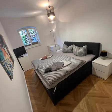 Apartment Deluxe Mit Arbeitsplatz Im Denkmalhaus, Und Ruhige Zentrale Lage Von Halle Saale We1 *
